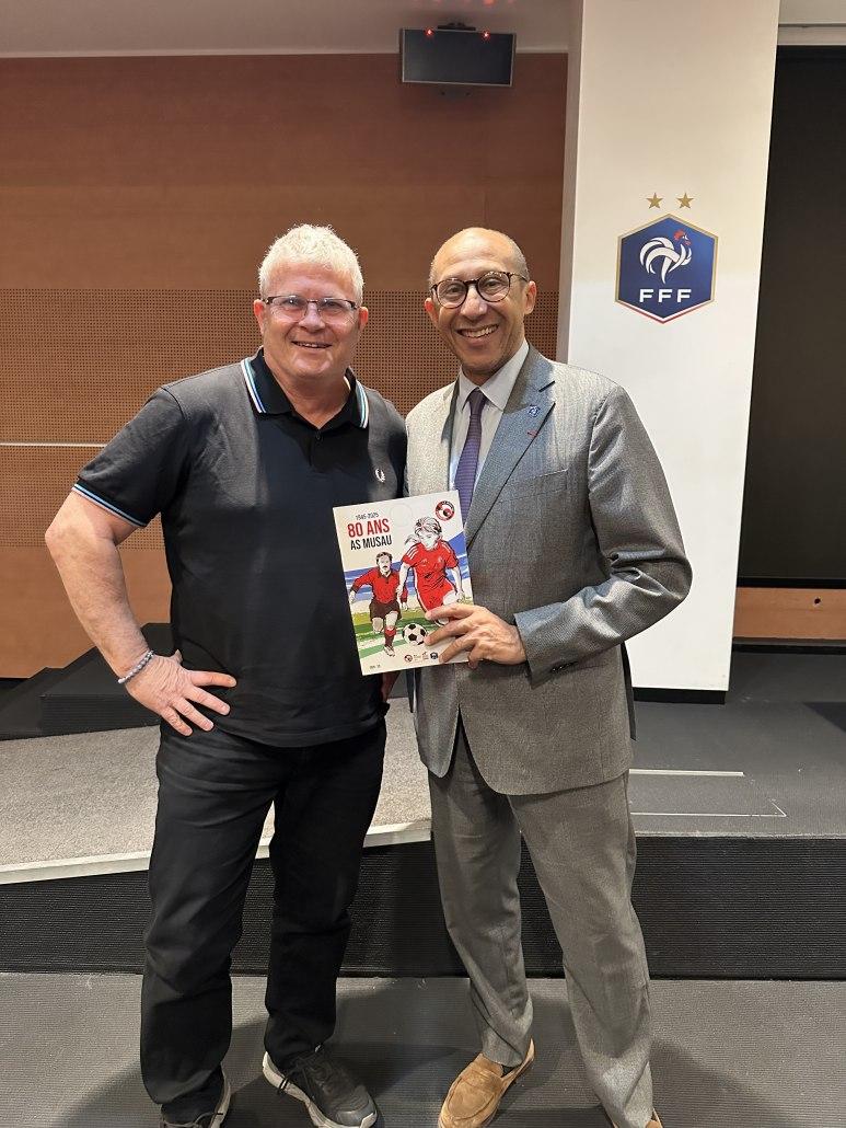 18/3/26 : tirage au sort des quarts de finales de la Coupe de France Futsal Féminine avec l'AS Musau. Bernard Bloch (AS Musau Strasbourg) et Philippe Diallo (Président de la Fédération Française de Football)