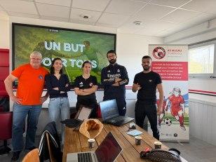 EpG_BEEWEAAplp8.jpg_large